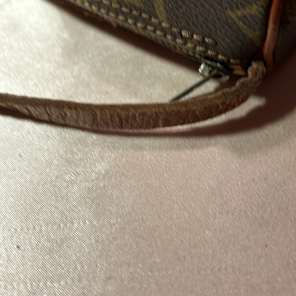 Louis Vuitton Pochette mini vintage Papilon zipper separation but still works - Picture 9 of 9